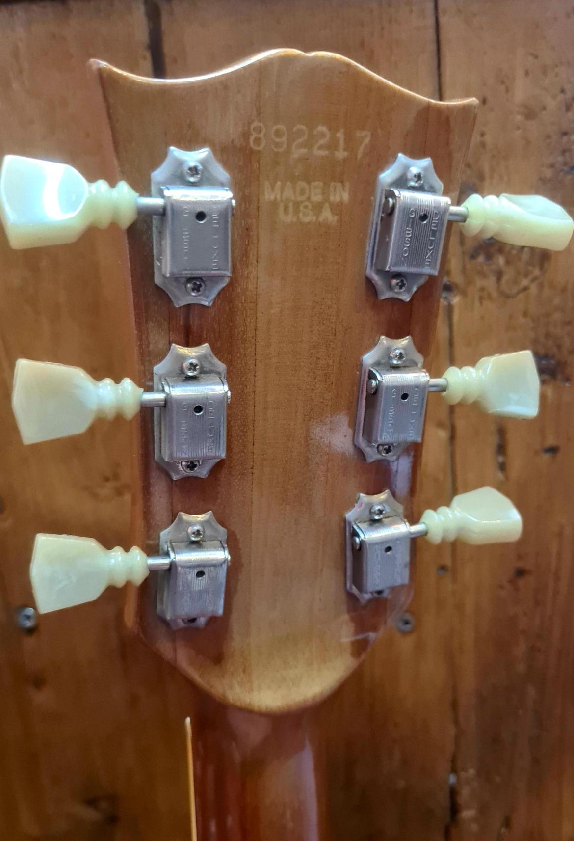 Blackstone-Music-Gibson-Les-Paul-Deluxe-Goldtop-1969-Headstock-Back-scaled.jpg