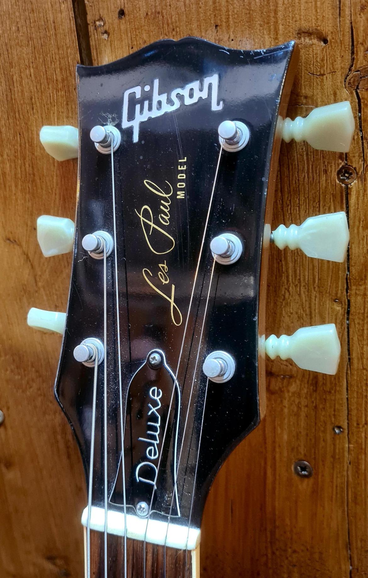 Blackstone-Music-Gibson-Les-Paul-Deluxe-Goldtop-1969-Headstock-scaled.jpg
